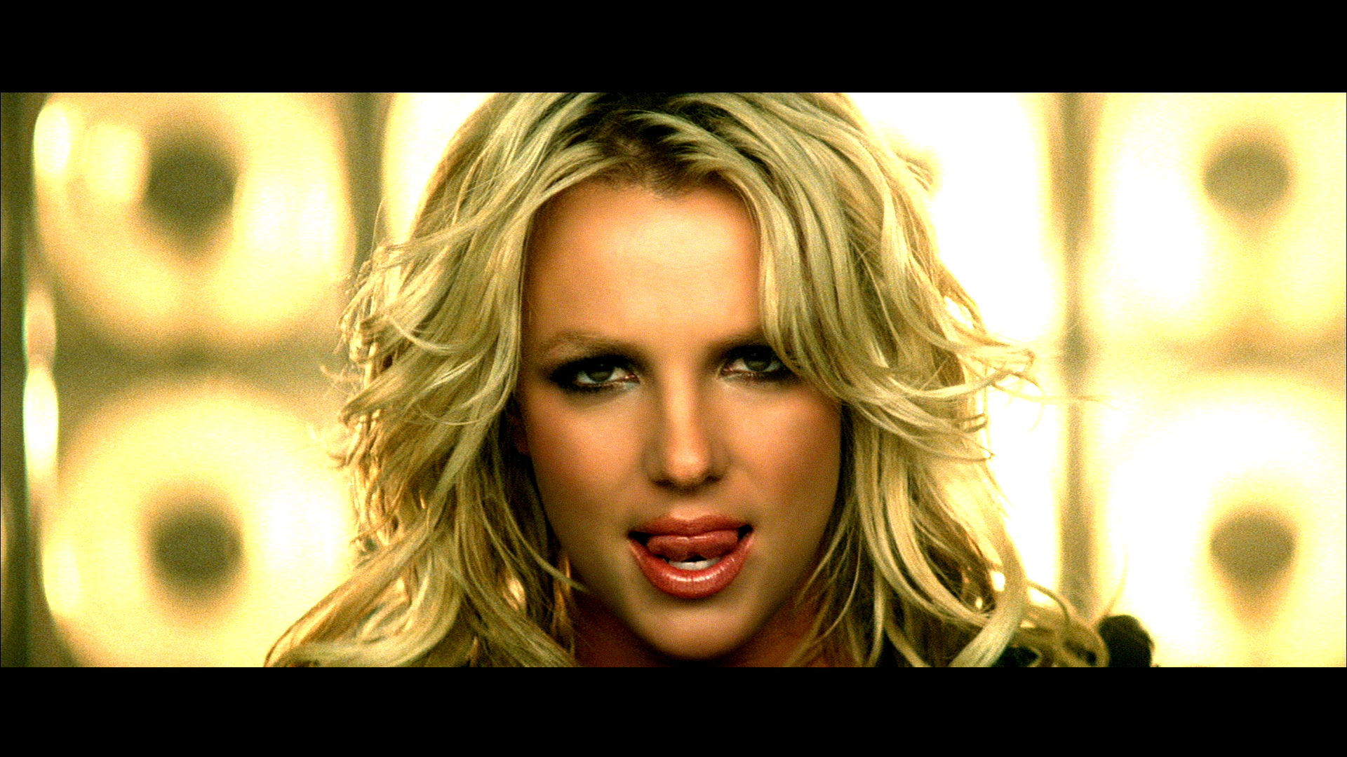 Песня britney spears toxic. Бритни Спирс Toxic. Бритни Спирс Токсик. Бритни Спирс Токсик клип. Бритни Спирс в клипе Toxic.